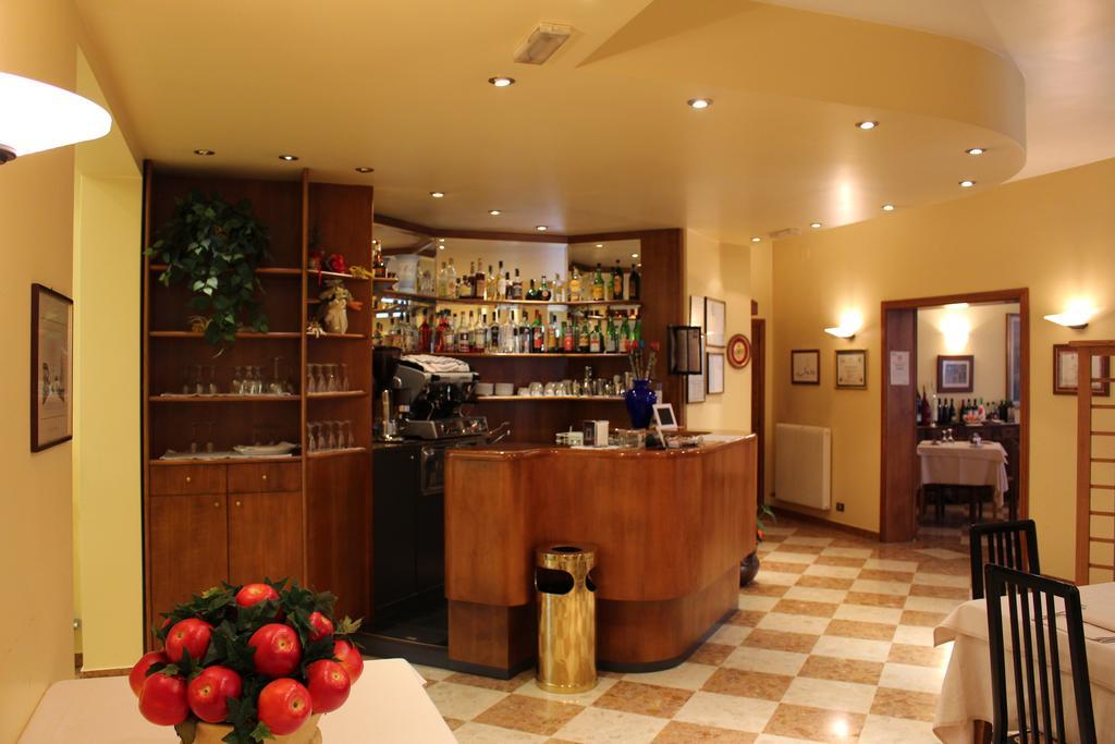 Hotel Ristorante Dotto Varago Exteriör bild
