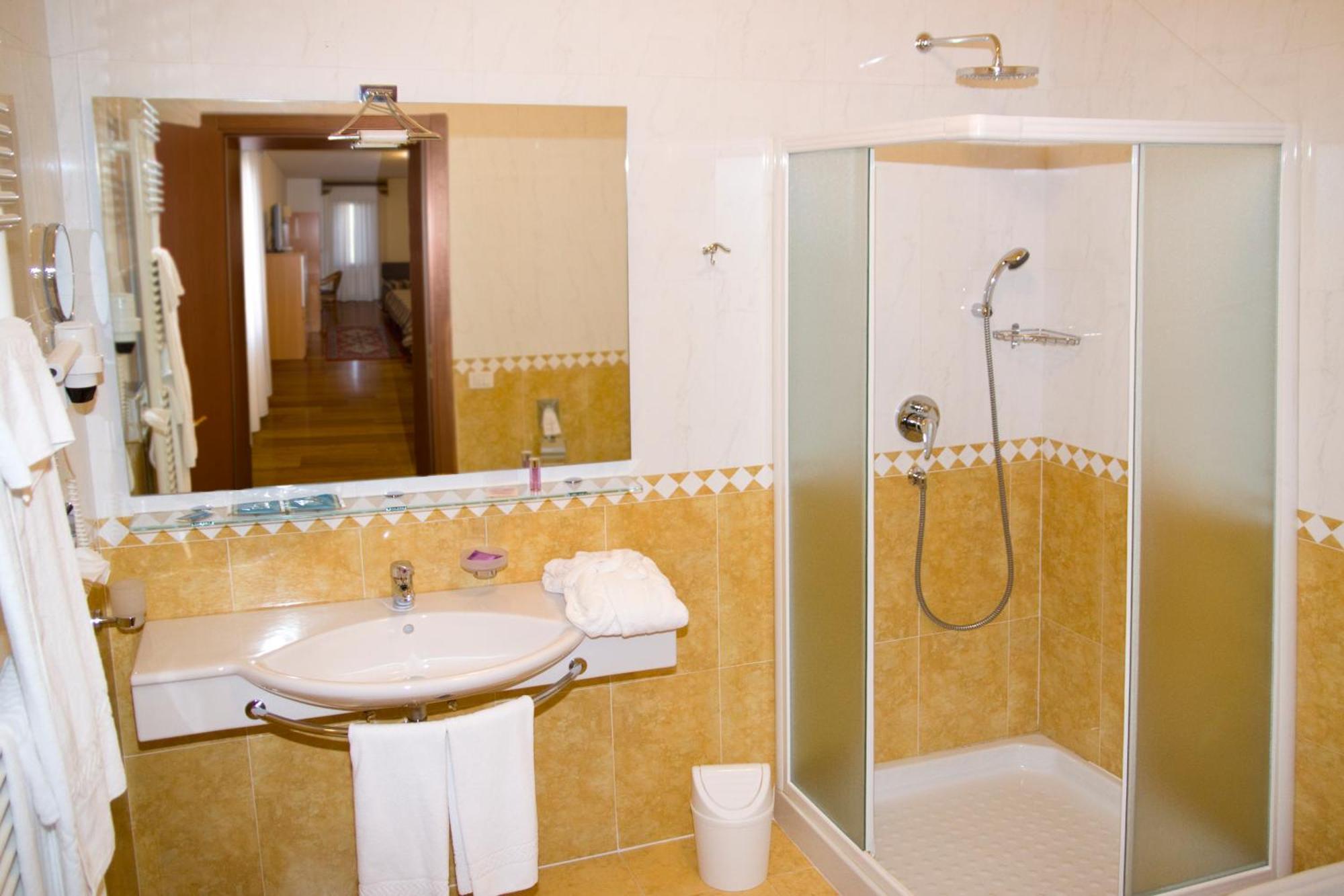 Hotel Ristorante Dotto Varago Exteriör bild