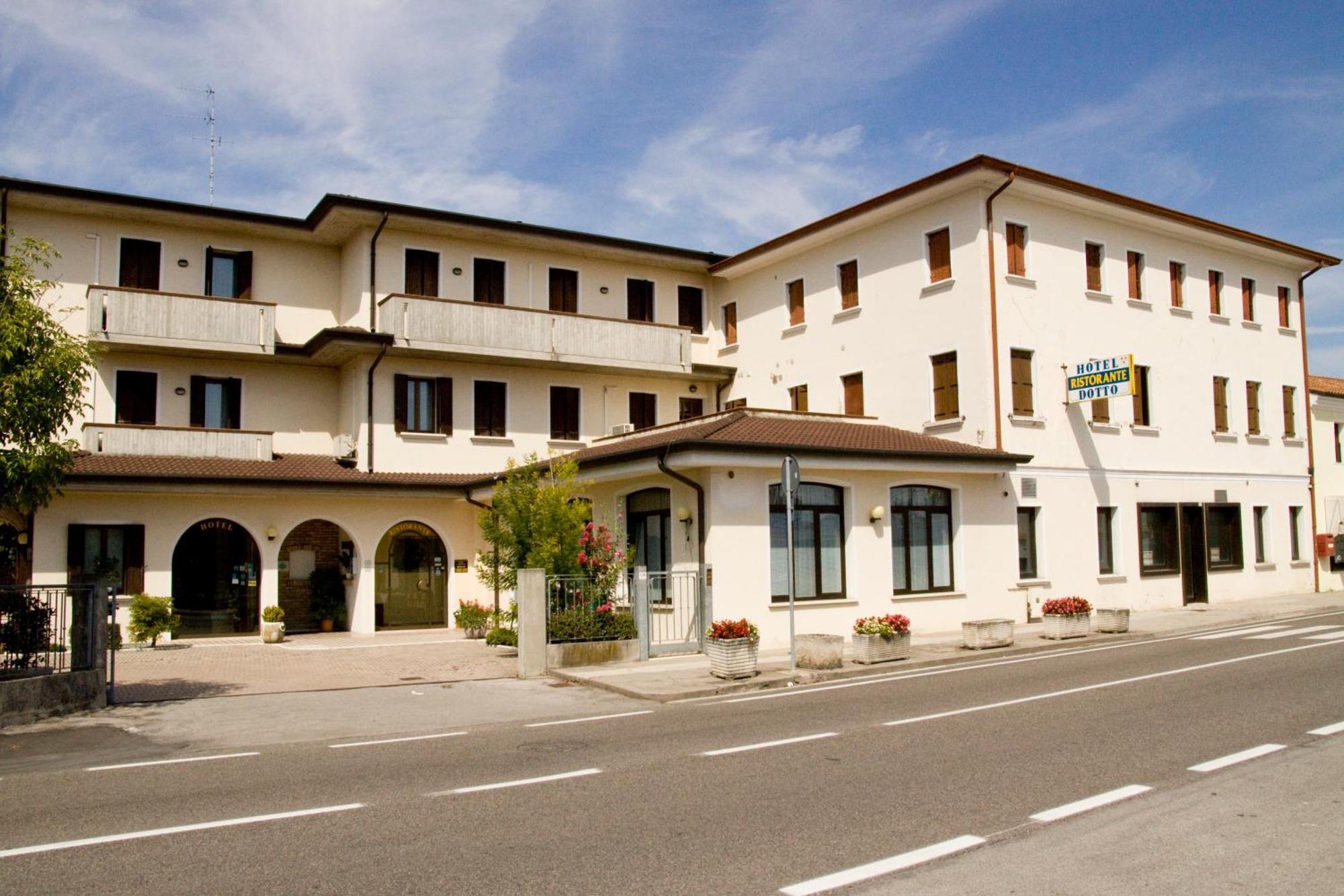 Hotel Ristorante Dotto Varago Exteriör bild