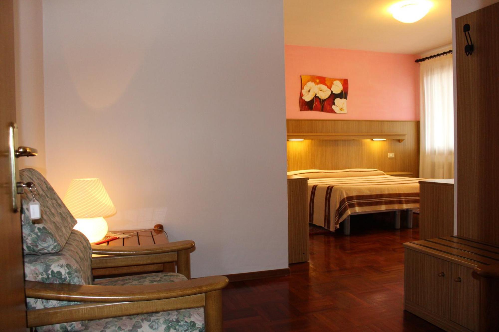 Hotel Ristorante Dotto Varago Rum bild