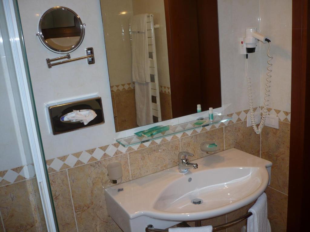Hotel Ristorante Dotto Varago Rum bild