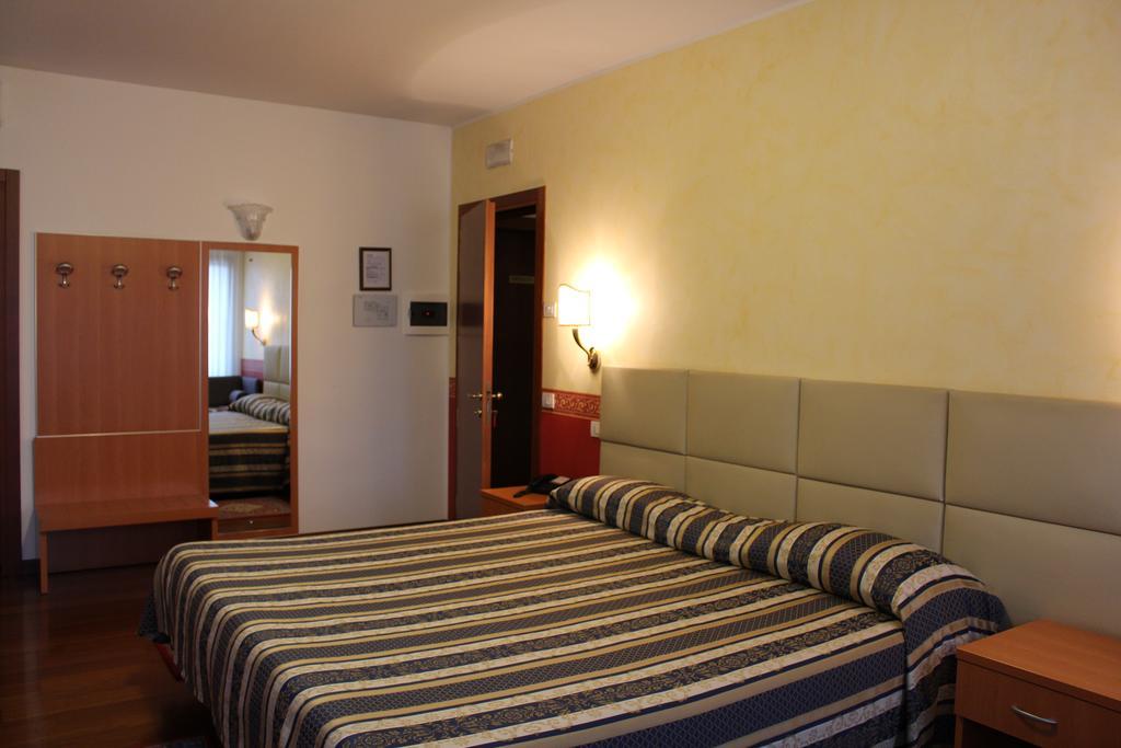 Hotel Ristorante Dotto Varago Exteriör bild