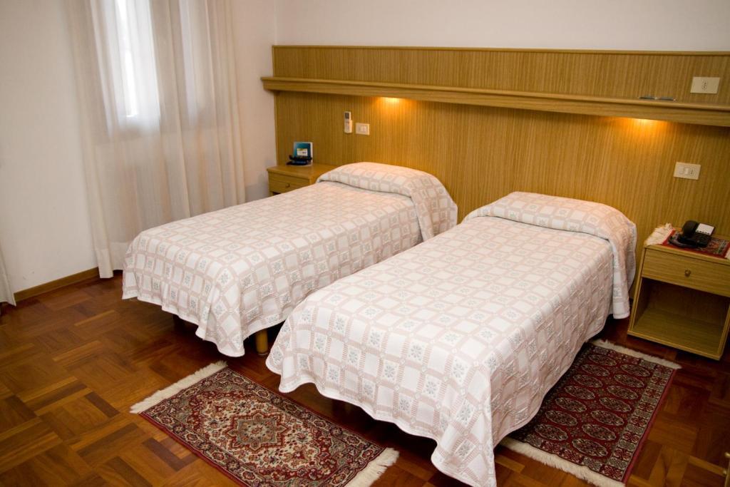 Hotel Ristorante Dotto Varago Rum bild